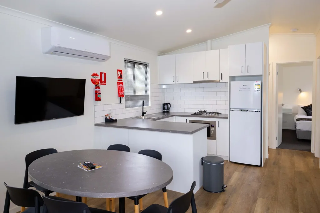 Cabin with kitchen and laundry. Self-contained cabin near Melbourne Airport